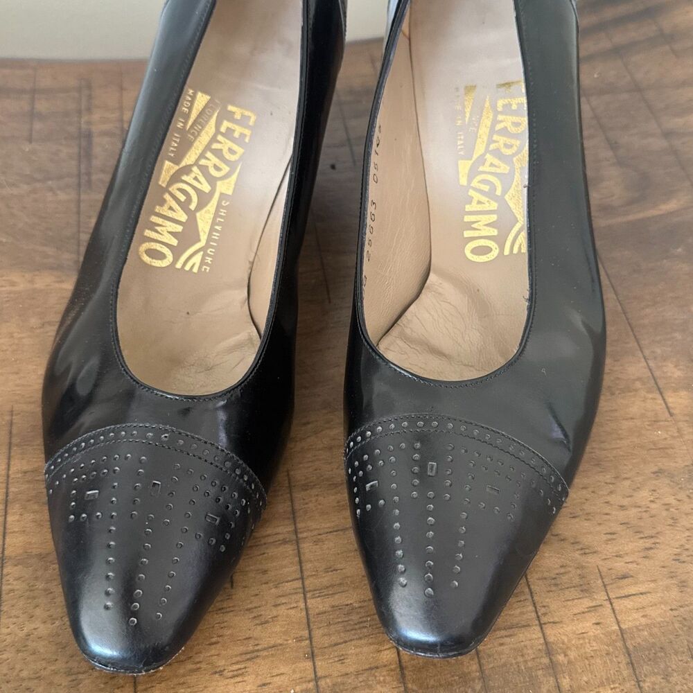 Vintage Salvatore Ferragamo Black Leather Pumps Heels Italy Sz 7 AA Pointed Toe